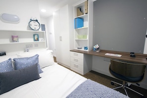 Quarto solteiro, para não fumantes | Cortinas blackout, Wi-Fi de cortesia