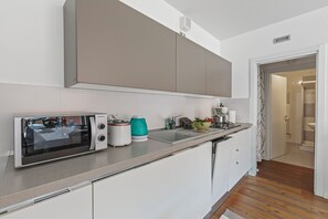 Frigorifero, microonde, piano cottura, lavastoviglie