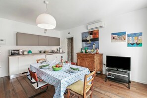 Standard Apartment, Multiple Bedrooms (Casa Clara) | Living room | 21-inch TV with cable channels