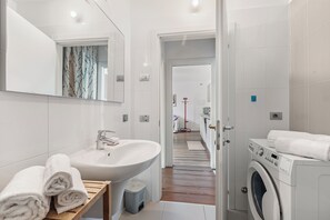 Shower, hair dryer, bidet, towels - Casa Clara (Riva del Garda)