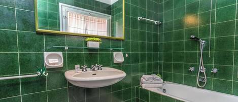 Family Apartment, Multiple Bedrooms, 2 Bathrooms (Casa Corsara) | Bathroom | Combined shower/tub, bidet, towels, soap