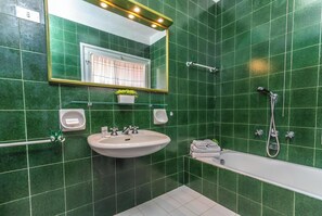Duschwanne, Bidet, Handtücher, Seife
