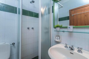 Apartemen Keluarga, beberapa kamar, 2 kamar mandi (Casa Corsara) | Kamar mandi | Kombinasi shower/bathtub, kloset, handuk, dan sabun