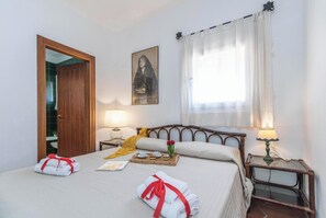 2 kamar tidur, ruang kerja ramah laptop, dan seprai linen