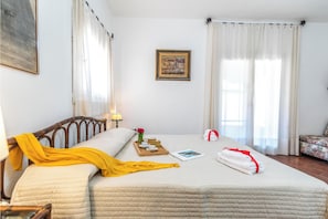 2 habitaciones, espacio para trabajar con laptop y ropa de cama