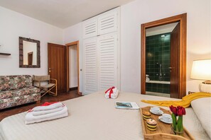 2 dormitorios, espacio para trabajar con un portátil, ropa de cama