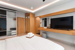 6 bedrooms, iron/ironing board, free WiFi, bed sheets
