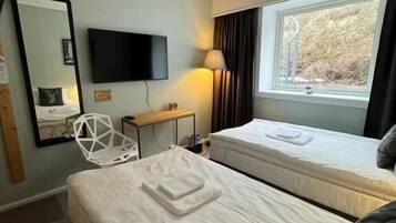 Phòng đôi hoặc 2 giường đơn tiện nghi đơn giản, quang cảnh thành phố | Truy cập Internet không dây miễn phí