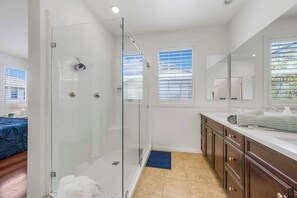 Douche, sèche-cheveux, serviettes fournies