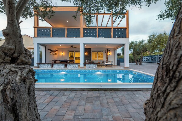 Una piscina al aire libre, una piscina climatizada