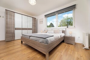 3 habitaciones, escritorio y tabla de planchar con plancha