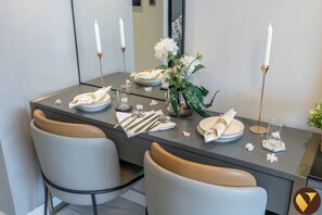 Luksusleilighet, balkong, byutsikt | Spiseområde på rommet