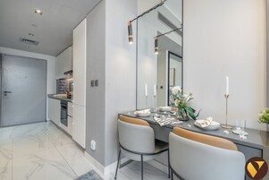 奢华公寓, 阳台, 城市景观 | 客房内用餐