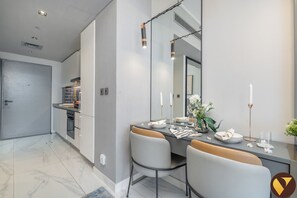 Appartement luxueux, balcon, vue sur la ville | Repas dans la chambre