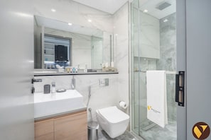 Luxury Apartment, Balcony, City View | Bathroom | Shower, free toiletries, hair dryer, towels - Vogue| Downtown close to Burj Khalifa | Dubai Mall (Dubai)