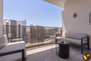 Appartement luxueux, balcon, vue sur la ville | Balcon