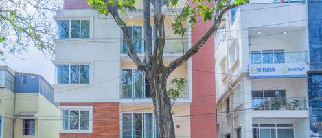 Vista frontal de la propiedad