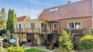 Ein zweistöckiges Haus mit Balkon und Garage.