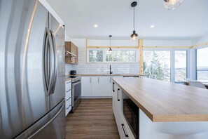 Réfrigérateur, four à micro-ondes, un four, surface de cuisson