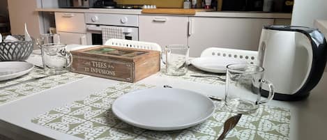 KĂŒhlschrank, Mikrowelle, Ofen, Herdplatte