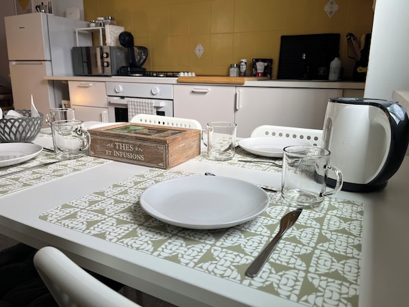 Kühlschrank, Mikrowelle, Ofen, Herdplatte