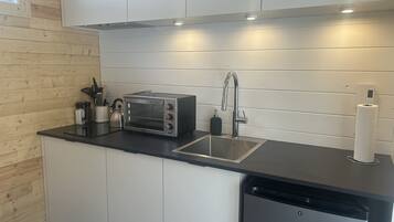 Frigorífico, horno, placa de cocina y tostadora