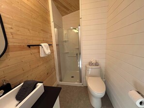 Een douche, handdoeken