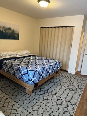 2 bedrooms, iron/ironing board, WiFi, bed sheets