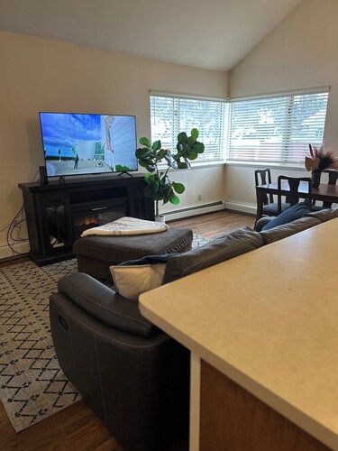 Tranquil 2-bedroom apartment with WiFi in Fairbanks