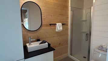 Een douche, handdoeken