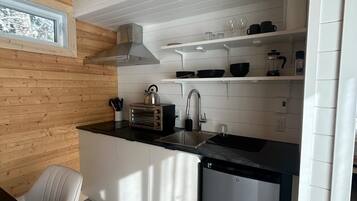 Frigorífico, horno, placa de cocina y tostadora