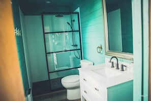 Douche, séchoir à cheveux, serviettes fournies
