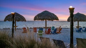 على الشاطئ