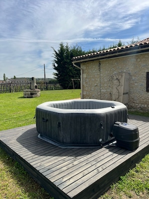 Bain à remous extérieur