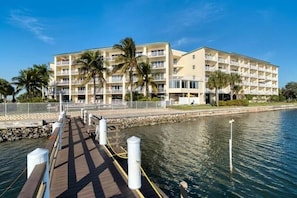 A waterfront property with palm trees, private dock access, and boat-friendly accommodations surrounded by calm coastal waters—ideal for your next seaside escape. - Pets Welcome, Balcony Hot Tub & Pool! (St. Petersburg)