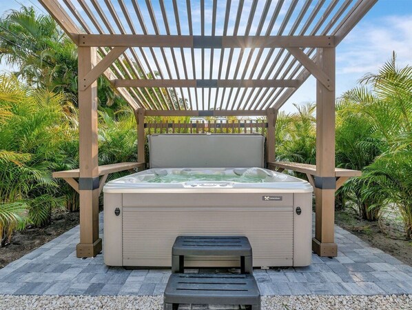 Outdoor spa tub
