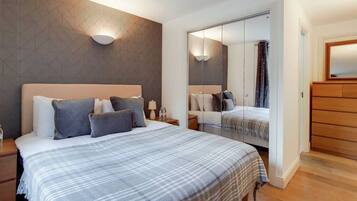 2 bedrooms, desk, iron/ironing board, travel cot