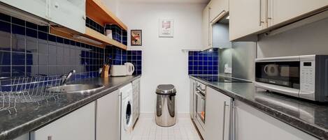 Jääkaappi, mikroaaltouuni, uuni, liesi