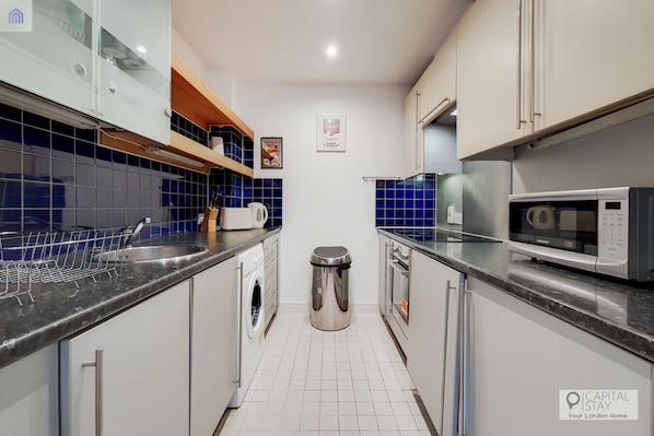 Réfrigérateur, micro-ondes, four, plaque de cuisson