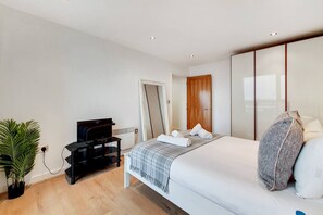 3 bedrooms, desk, iron/ironing board, travel cot