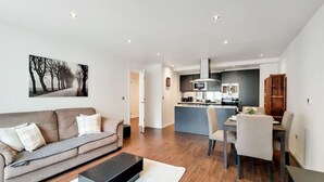 TV - Fully Serviced Two Bed Apartment by ExCeL & O2 (London)