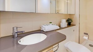 Free toiletries, hair dryer, towels, toilet paper - Fully Serviced Two Bed Apartment by ExCeL & O2 (London)