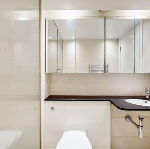 Free toiletries, hair dryer, towels, toilet paper - Fully Serviced Two Bed Apartment by ExCeL & O2 (London)