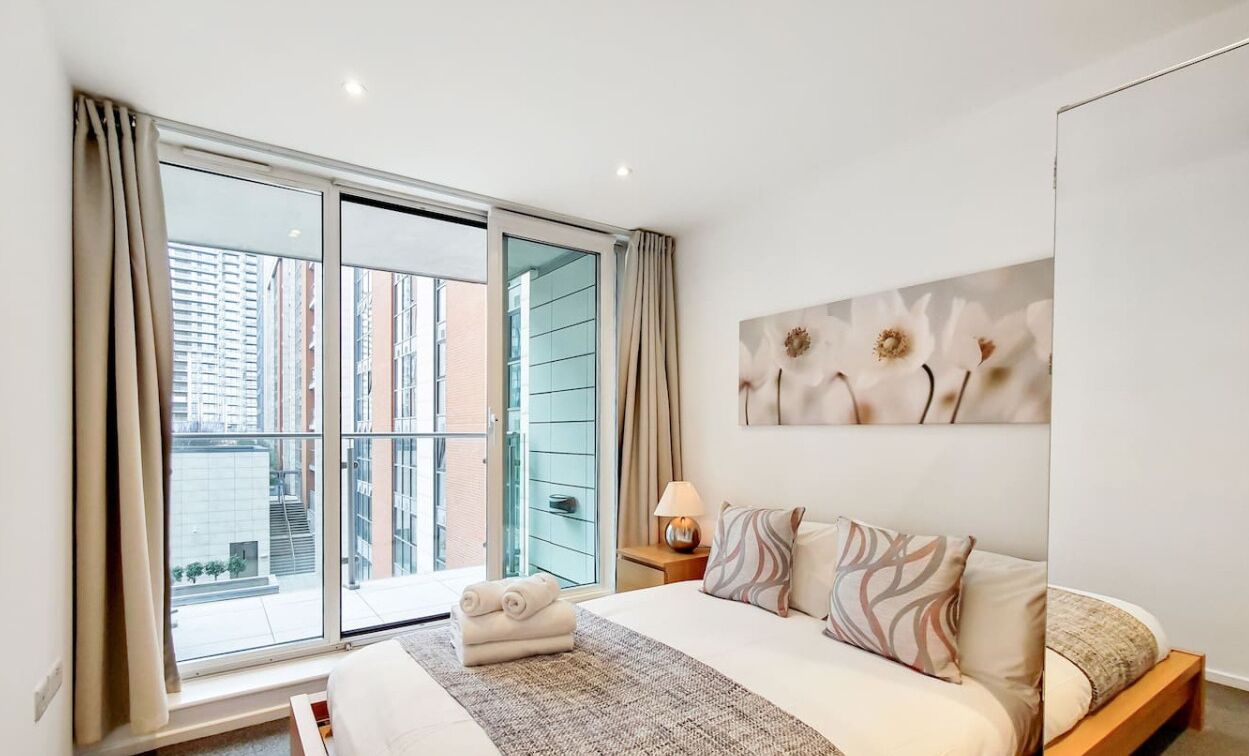 1 dormitorio, escritorio, tabla de planchar con plancha y cuna de viaje