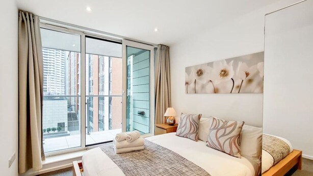1 bedroom, desk, soundproofing, iron/ironing board - Fully Serviced Two Bed Apartment by ExCeL & O2 (London)