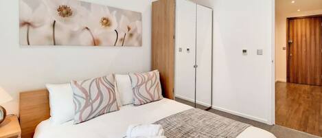 2 Schlafzimmer, Schreibtisch, Bügeleisen/Bügelbrett, Reisekinderbett