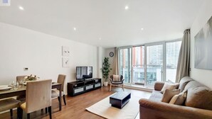 TV - Fully Serviced Two Bed Apartment by ExCeL & O2 (London)