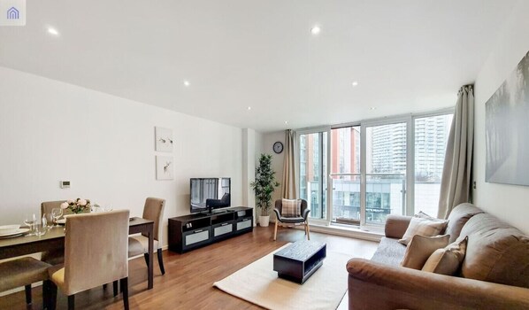 TV - Fully Serviced Two Bed Apartment by ExCeL & O2 (London)