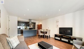 TV - Fully Serviced Two Bed Apartment by ExCeL & O2 (London)