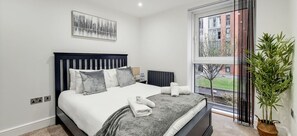 1 habitación, escritorio, tabla de planchar con plancha y cuna de viaje 